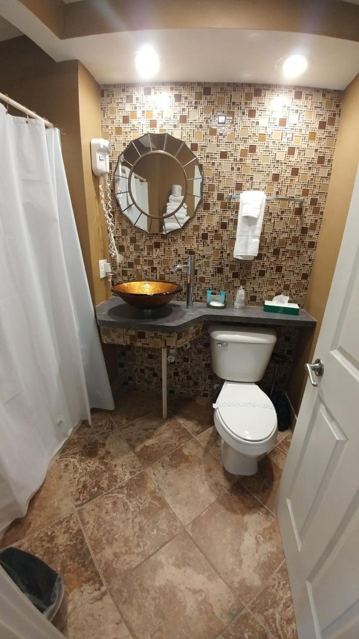 Motel 57 Стърджън Бей Екстериор снимка